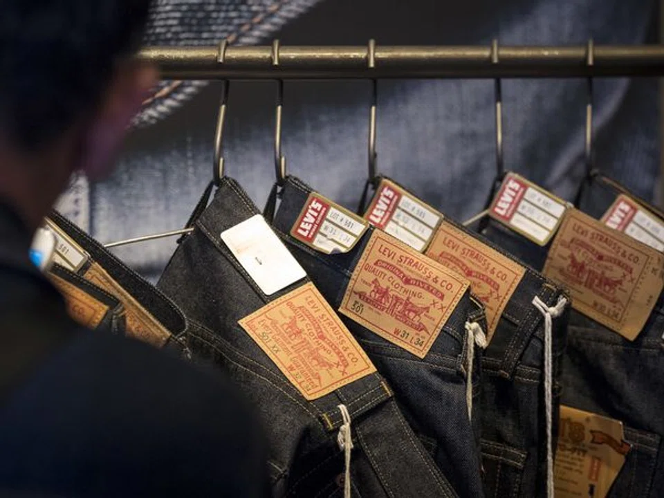 With shoppers spending less on clothing amid sticky inflation, many chains that carry Levi’s jeans have reduced their orders in order to keep inventories lean. 