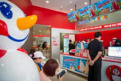 Customers at the Mixue outlet in Mae Sot, Thailand. The franchise was brought in by Thai-Chinese entrepreneur Xu Yu Ying. 