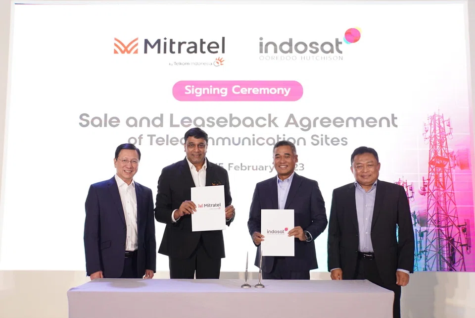 Mitratel's president-director Theodorus Ardi Hartoko (third from left) says that the acquisition of telecom towers is in line with a strategy to provide more connectivity outside Java.