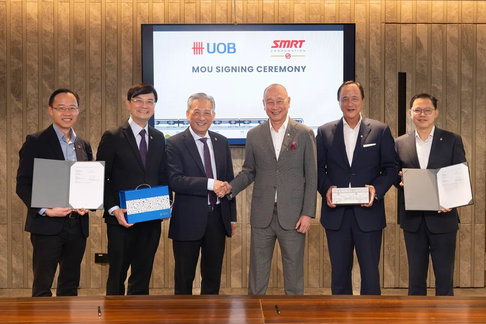 From left: Phua Yung Keat, SMRT's group chief financial officer; Ngien Hoon Ping, SMRT's group chief executive; Seah Moon Ming, SMRT chairman; Wee Ee Cheong, UOB CEO;  Frederick Chin, UOB's head of group wholesale banking and markets; Edmund Leong, UOB's head of group corporate banking and group investment banking
.