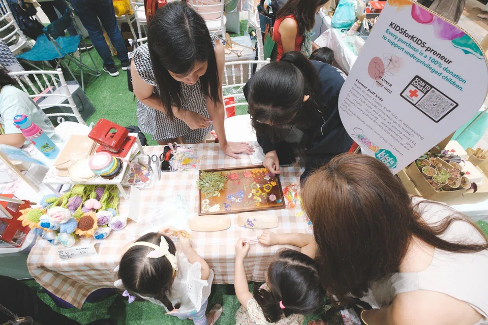 At "KidsforKids-preneurs" booths, crafts made by children such as pressed flower bookmarks, toys and clay art were sold.