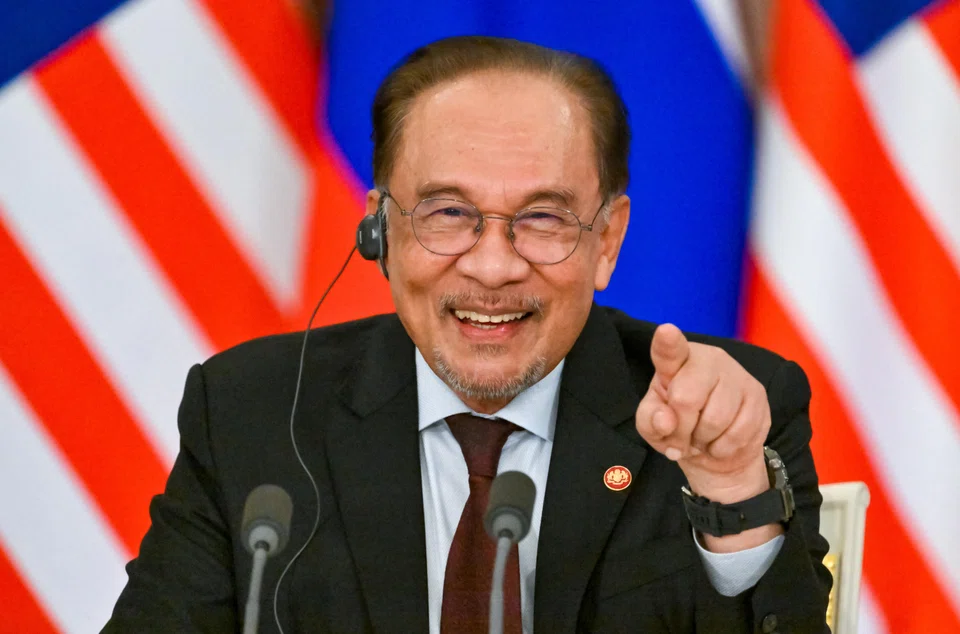 Former prime minister Mahathir Mohamad on Monday urged Prime Minister Anwar Ibrahim  (above) and his Cabinet to resign.