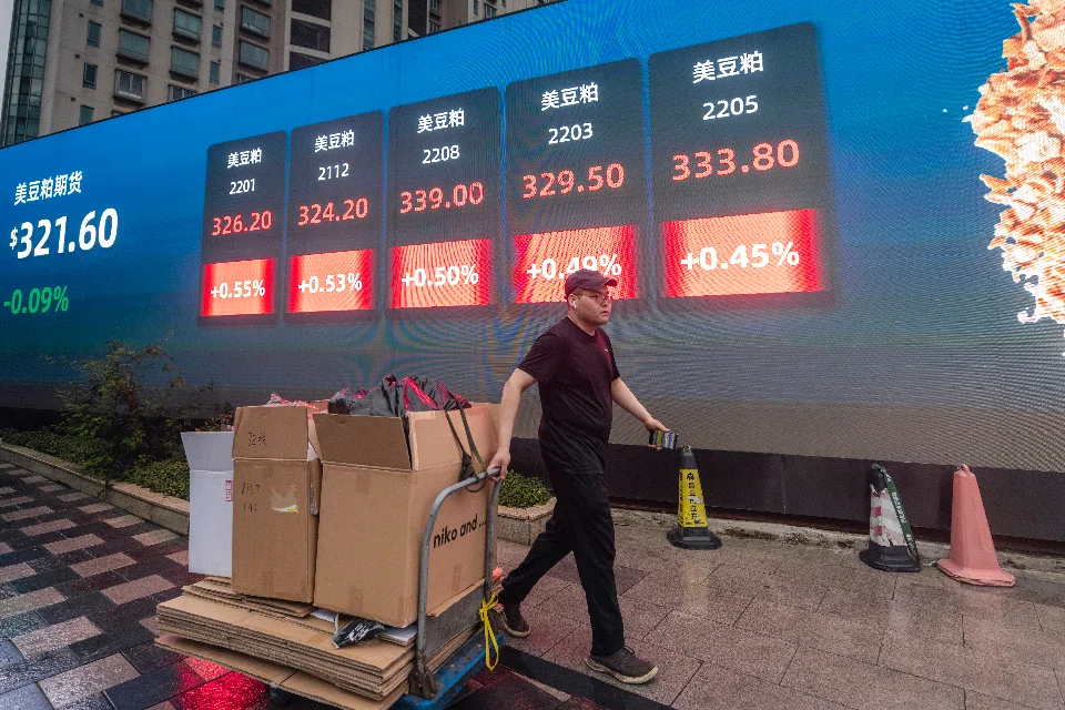 China’s bond traders are dumping short-term debt on concerns that easing Covid-lockdowns may boost demand for cash and lead to a liquidity crunch.