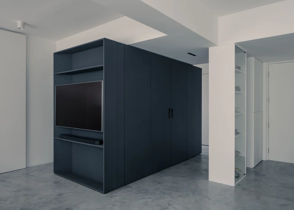 One can walk freely around the pod, which makes the home feel larger.