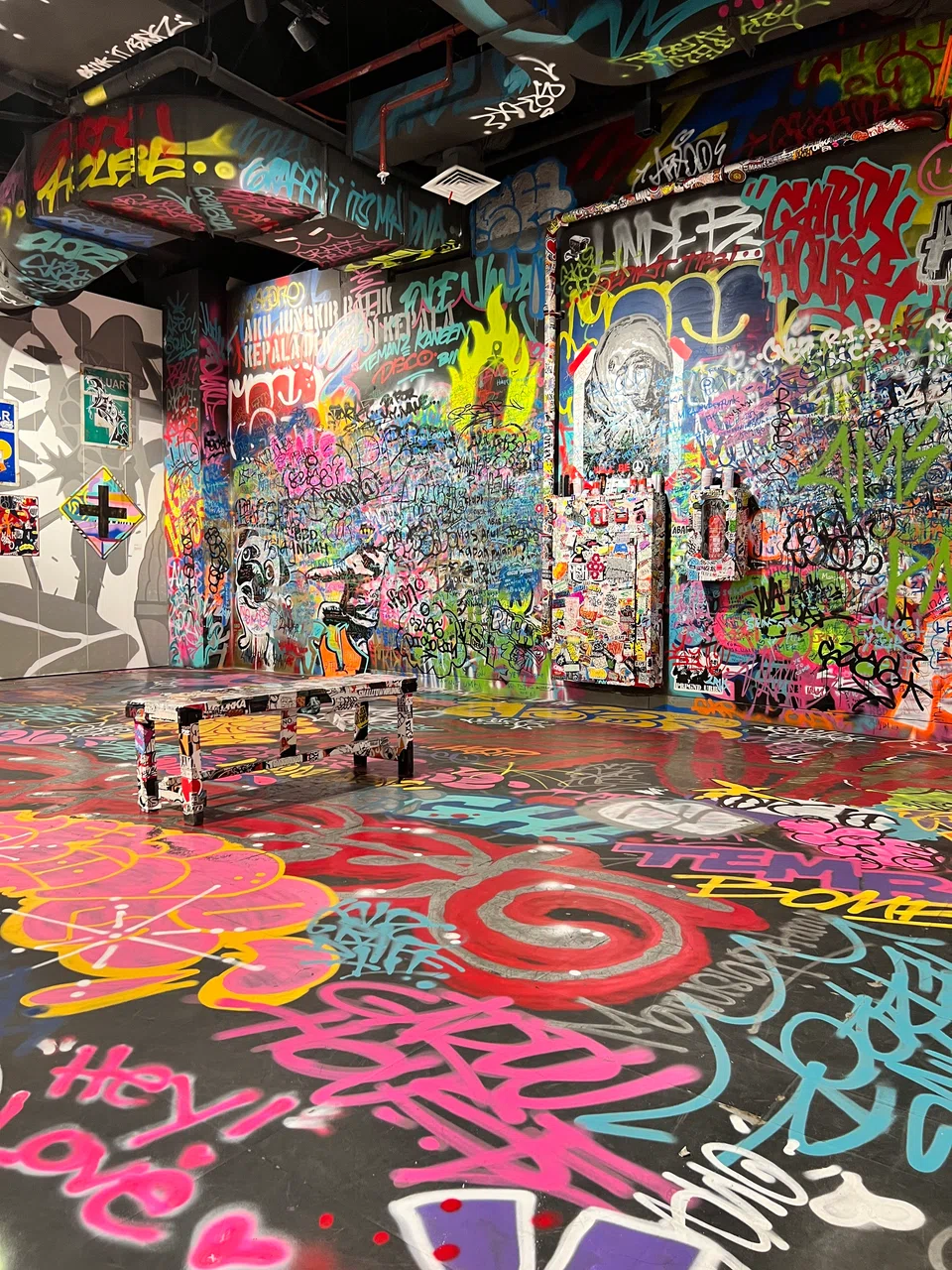  Distrik Seni is a new museum-like marketplace for quality art, with works by hot artists such as Mulyana, Hahan and Jompet Kuswidananto. 