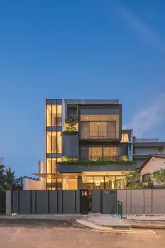 This semi-detached house eschews the imposing, vertical mass that plagues many houses here. 