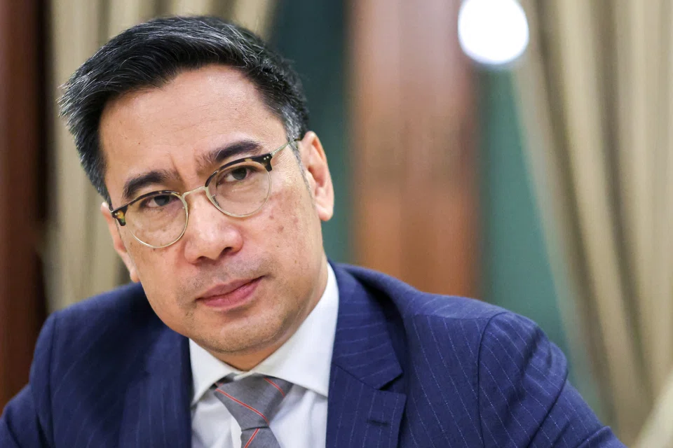 BOT governor Sethaput Suthiwartnarueput says the Thai government's short-term stimulus measures will not solve the country's economic problems.