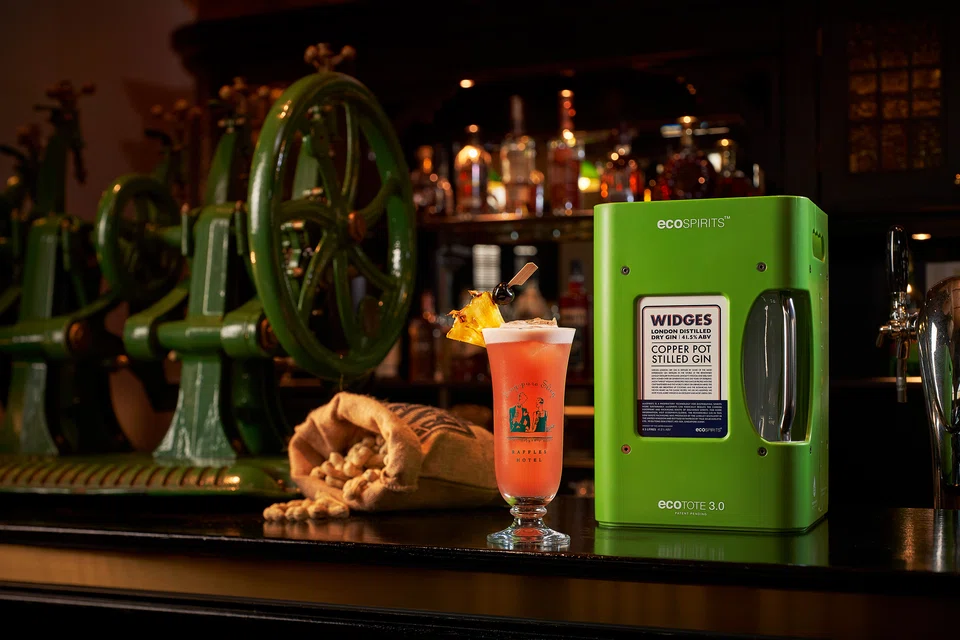 EcoSpirits replaces the traditional “make-use-dispose” model with a closed-loop system that includes the ecoTote – a 4.5-litre reusable container.