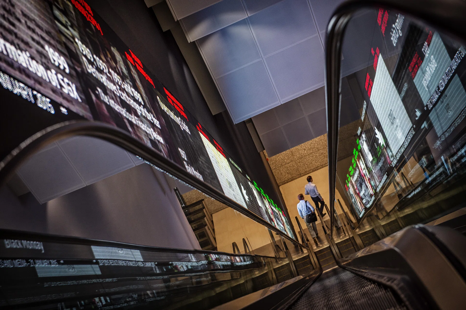 Singapore stocks slide on Iran ceasefire wavers, Fed rate hike fears