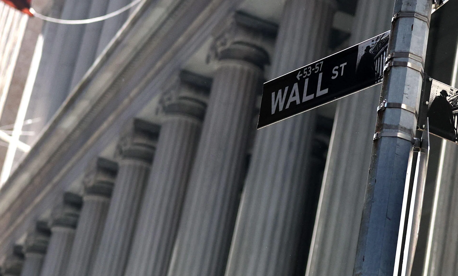 US: Stocks fall as markets monitor trade talks