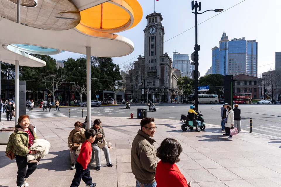 上海市历史博物馆位于东方明珠电视塔的塔基处，这座建于20世纪90年代的建筑是现代化的象征，它颂扬了上海这座文化大熔炉。