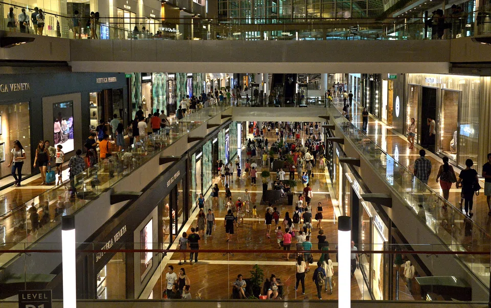 Physical stores remain popular and outperform e-commerce overall, with 27% preferring to shop in-store.