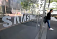 Smartphone and personal computer makers have been refraining from buying new memory chips, opting to use up their existing inventory for months on concerns of an economic downturn.