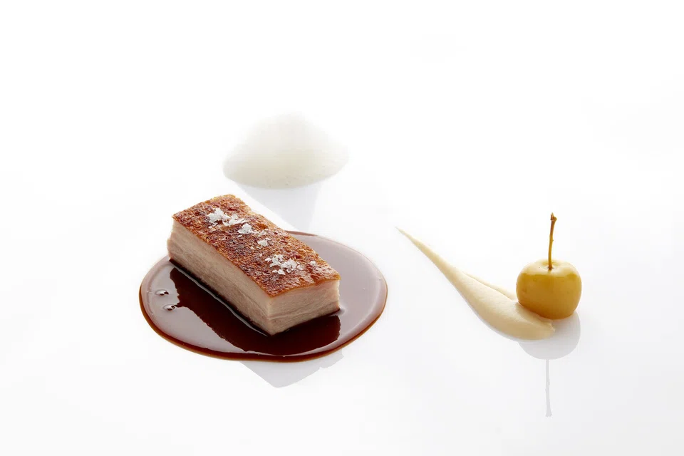 Roast suckling pig with roasted cherry apple.