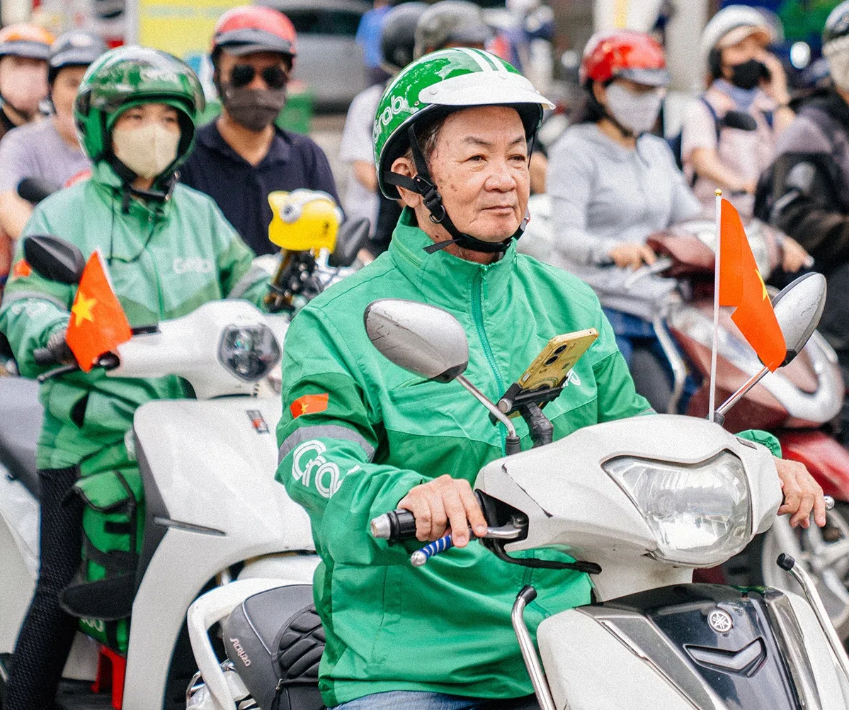 About 400,000 ride-hailing and delivery motorbike riders in Ho Chi Minh City have to choose between switching to e-bikes and quitting their jobs amid policy shifts.