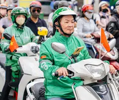 About 400,000 ride-hailing and delivery motorbike riders in Ho Chi Minh City have to choose between switching to e-bikes and quitting their jobs amid policy shifts.