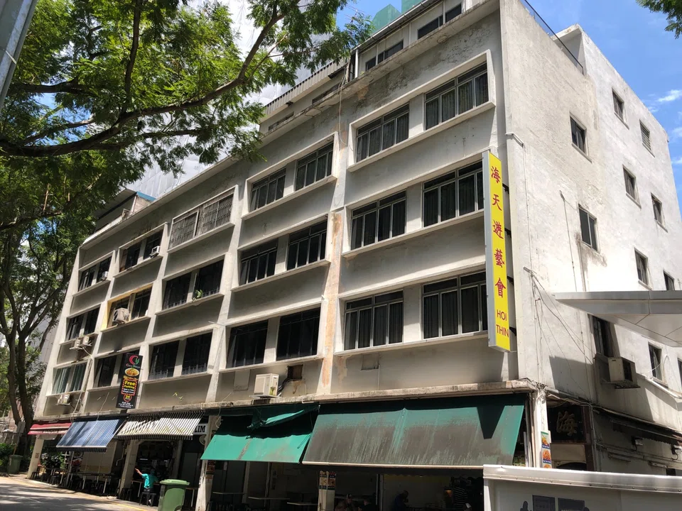 Just like the building on Hoe Chiang Road, this one on Lim Teck Kim Road is also 5 storeys high and has 5 commercial units on the ground floor and 20 residential units above.
