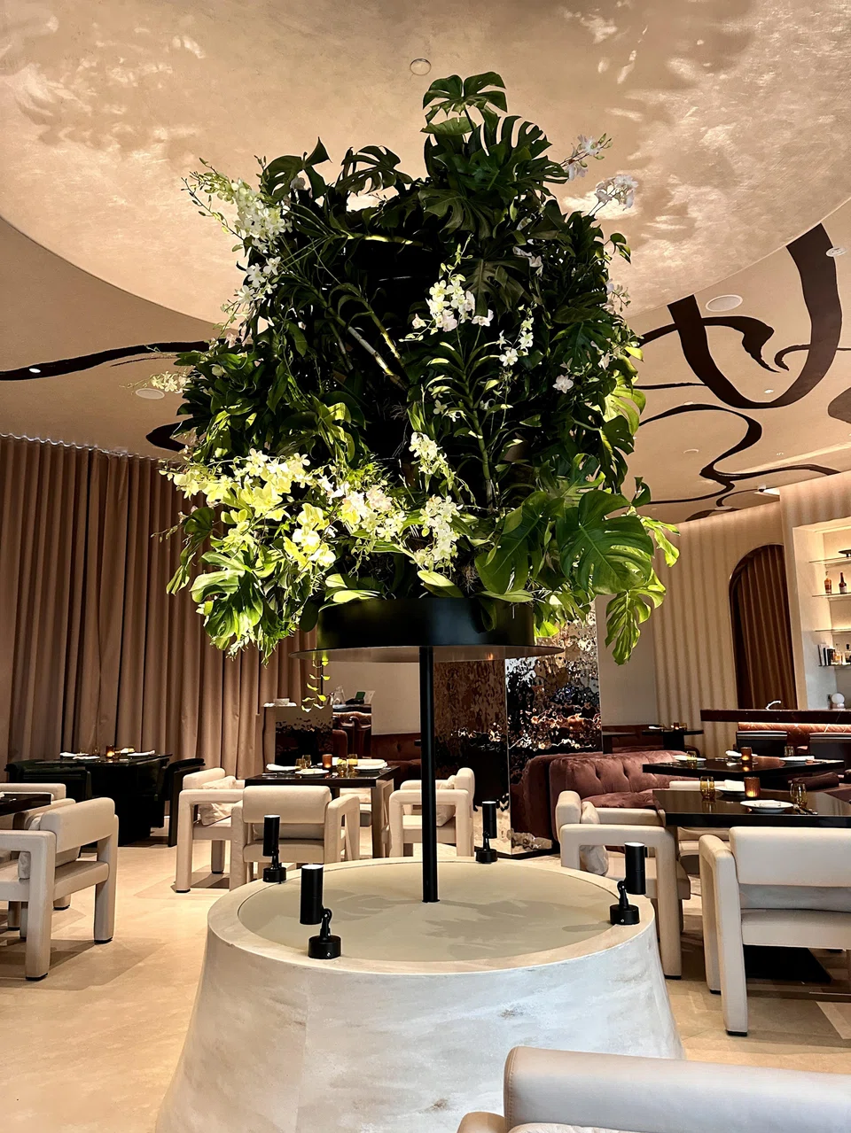 Bottega Di Carna has botanical themed interiors.