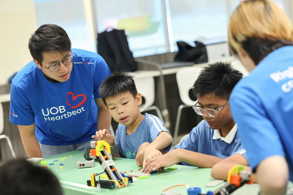 UOB partners Central Singapore CDC to equip children with digital-making skills such as robotics through digital bootcamps as part of UOB My Digital Space, supported by UOB Heartbeat volunteers.
