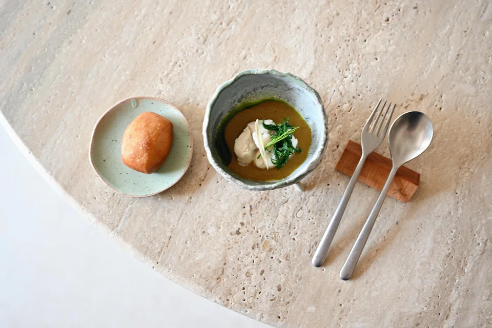 Crabmeat in yellow curry.