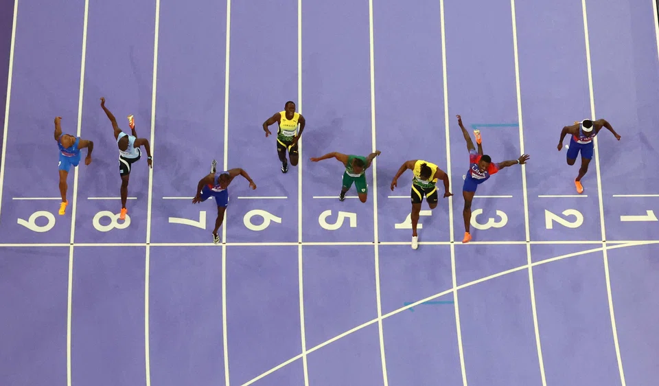 In a stunning photo finish, American Noah Lyles (in lane seven) crosses the line first, by 0.005 seconds, to win gold in the 100 m race ahead of Jamaica's Kishane Thompson (in lane four).