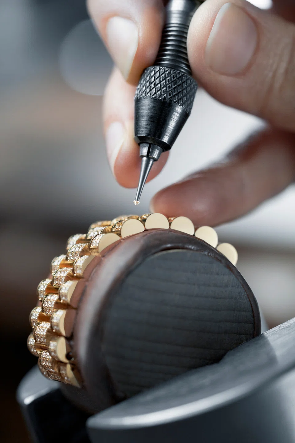 Setting diamonds into the bracelet of the Lady-Datejust. 