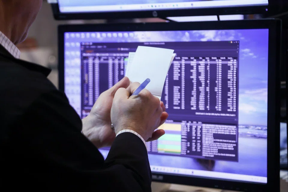 The S&P 500 posted 17 new highs and 15 new lows; the Nasdaq recorded 42 new highs and 218 new lows.