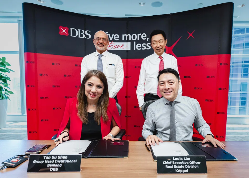 Witnessing the MOU signing were Piyush Gupta (back row, left), CEO of DBS and Loh Chin Hua, CEO of Keppel. Signing the MOU were Tan Su Shan (front row, left), group institutional banking, DBS, and Louis Lim, CEO, real estate division, Keppel.