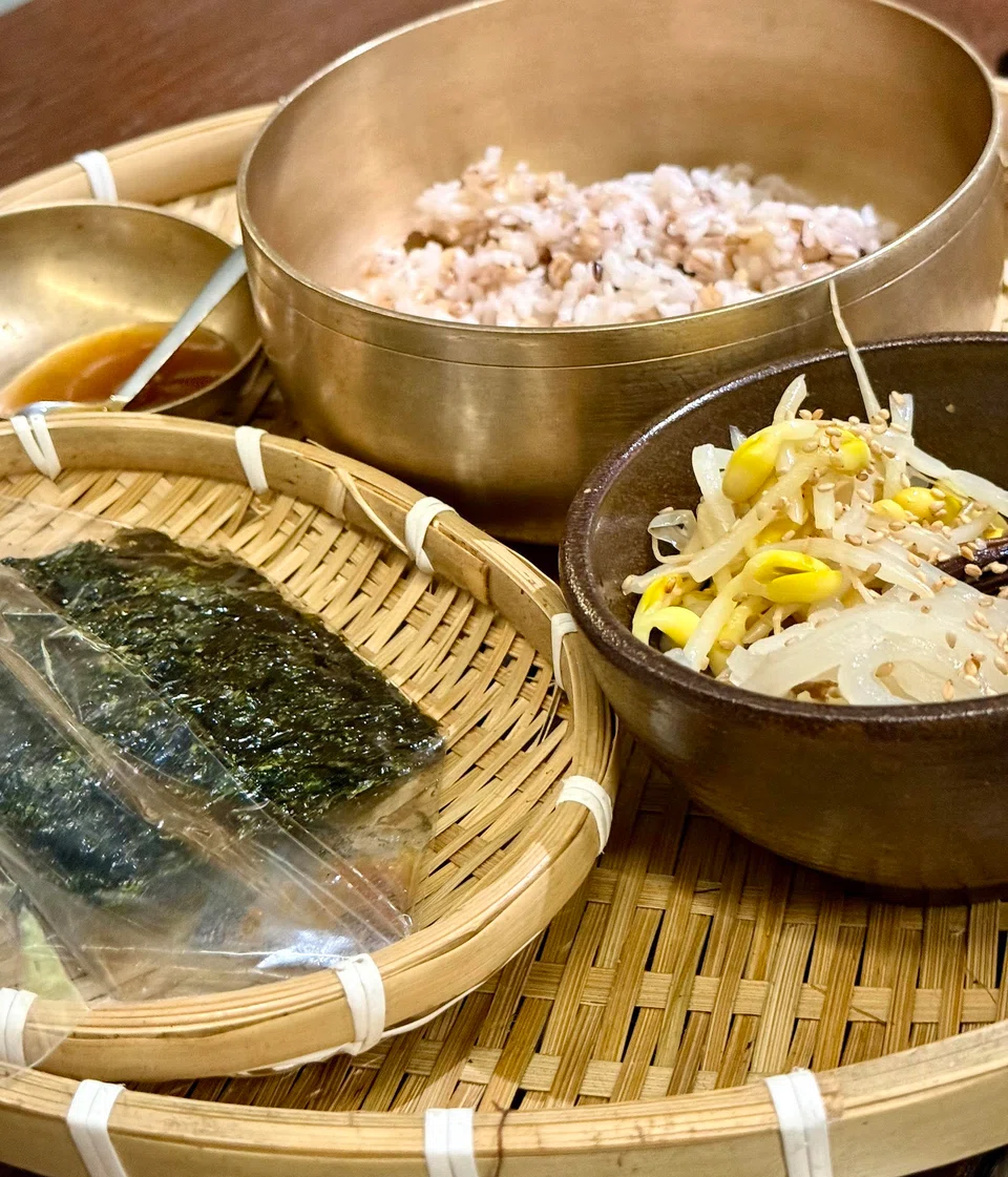 Free-flow barley rice, seasoned vegetables and seaweed.