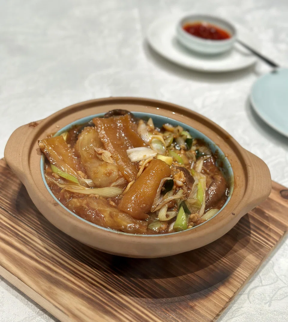 Braised pig tendon and sea cucumber with shiitake mushrooms in brown sauce.