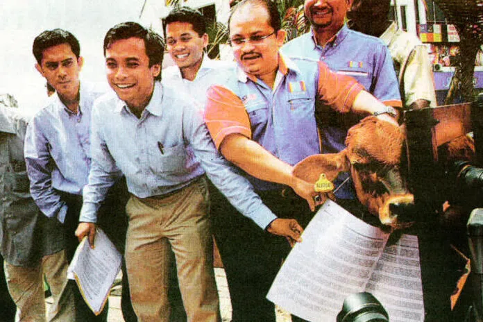 Anwar’s senior political secretary Shamsul Iskandar Mohd Akin (fifth from left), said he had submitted his resignation on Tuesday (Nov 25) to “defend” himself from attacks that may damage the government’s image. 