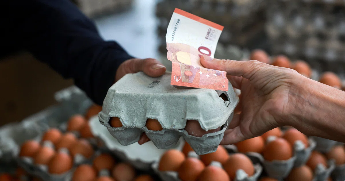 Euro drops amid high energy prices and street riots in France