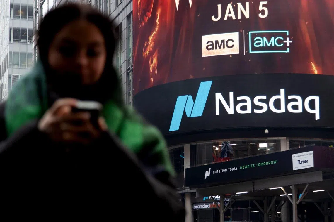 The Nasdaq 100 Index stands at a crossroads. Its technical foundation remains solid, a strong bullish run for weeks, supported by the 20-day SMA. Yet the quadruple-top resistance at 22,000-22,222, fortified by bearish momentum divergence, deserves concern.