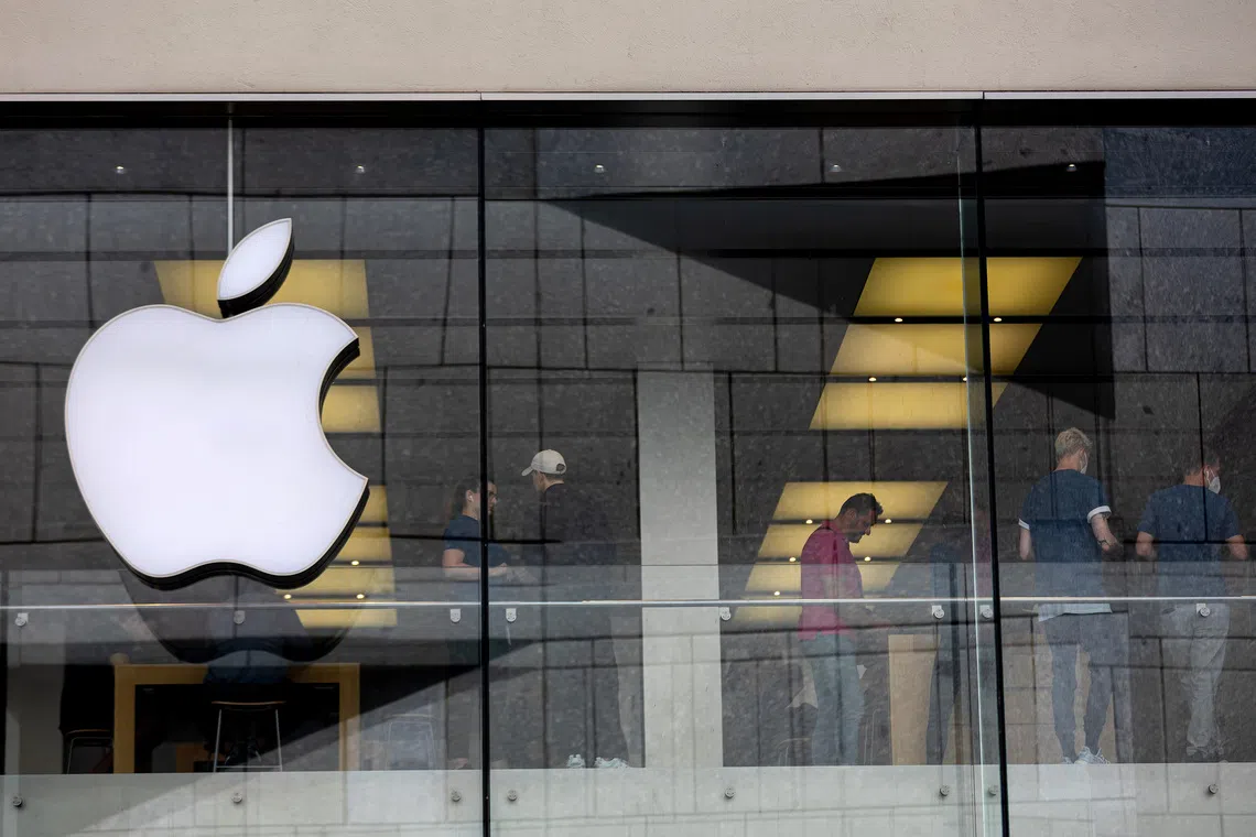 Apple is on track to generate sales of nearly US$140 billion in the December quarter, smashing its previous record.