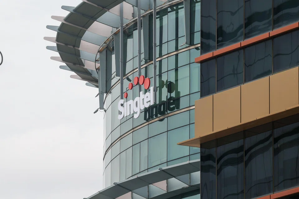 The top gainer on the STI is Singtel, which advanced 2.2% or S$0.09 to S$4.20.