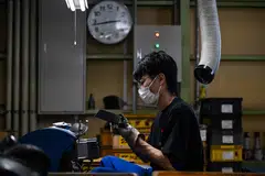 Manufacturers surveyed by the Ministry of Economy, Trade and Industry expect seasonally adjusted output to grow 4.1 per cent in September and rise 1.2 per cent in October.