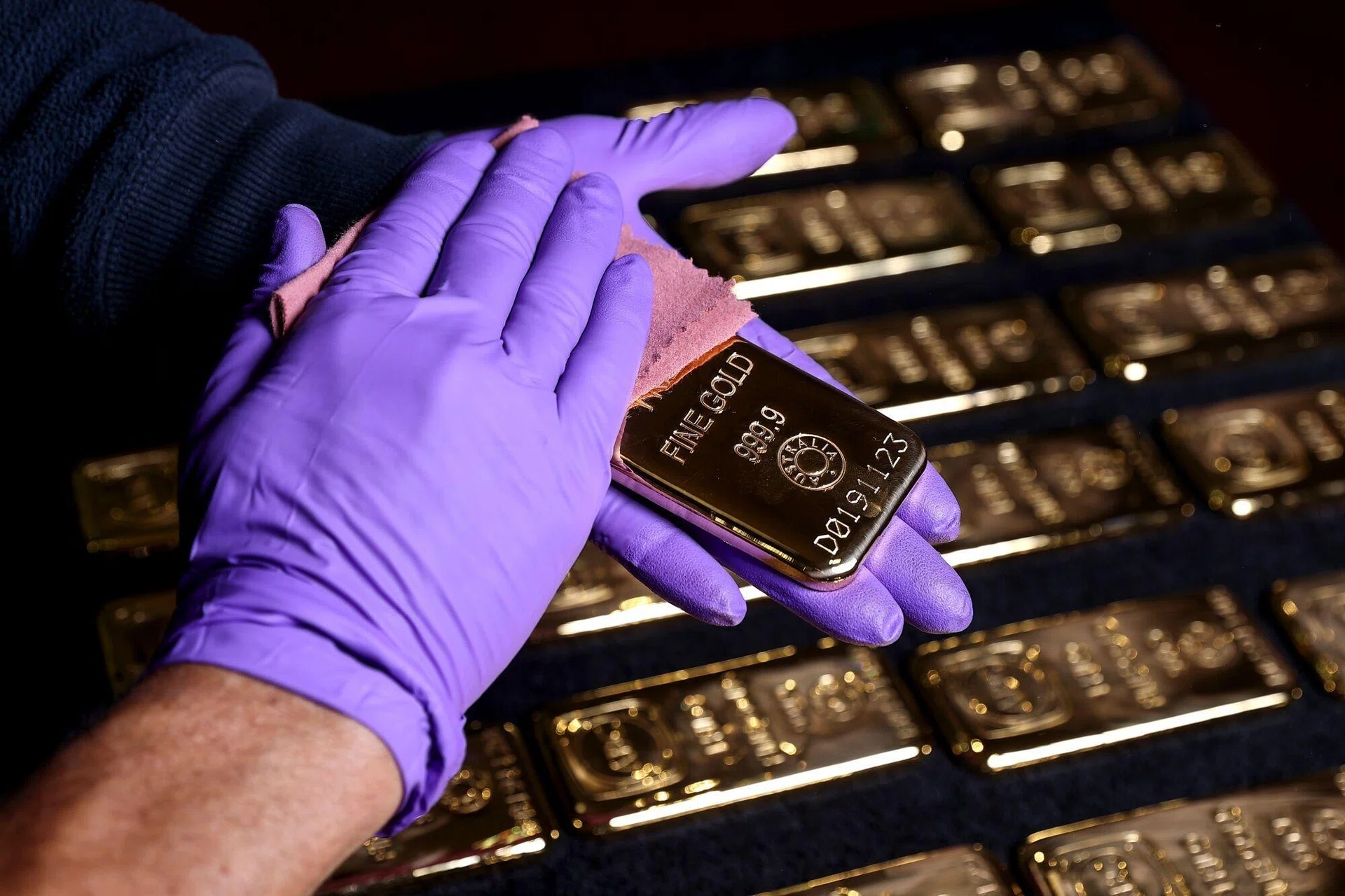 Gold holds gain as Iran deal progress eases inflation concerns