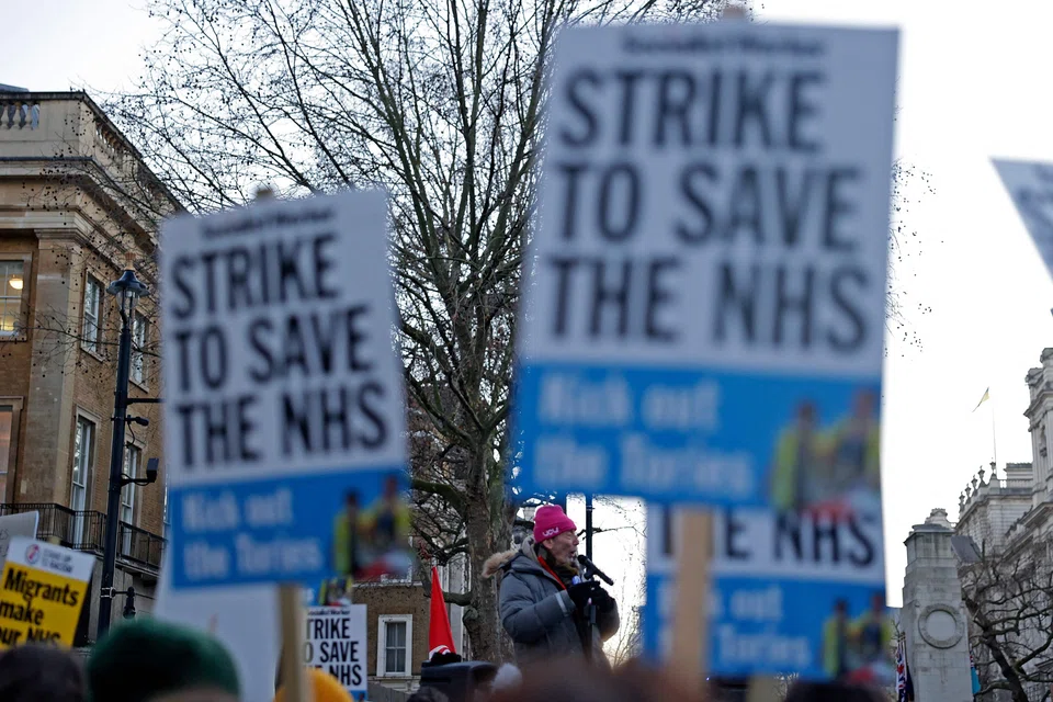 Labour groups representing staff in the National Health Service voted on Tuesday (May 2) to accept a 5 per cent raise and additional bonus, following a meeting of the NHS Staff Council.