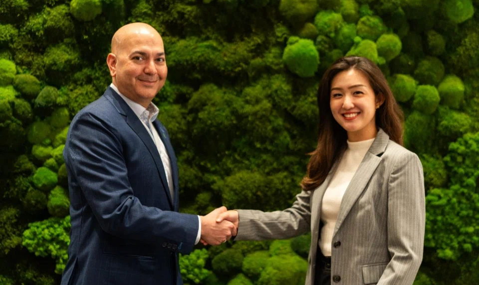 Marco Beltgens, assistant vice-president of global franchising for the Asia-Pacific at Enterprise Mobility, with Charmain Kwee,
group executive director of Eurokars Group.