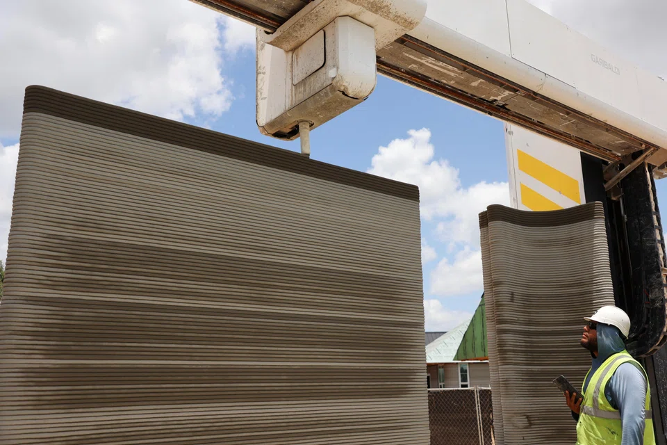A nozzle squeezes out the concrete mixture like toothpaste onto a brush, building up layer by layer along a pre-programmed path that creates corduroy-effect walls.