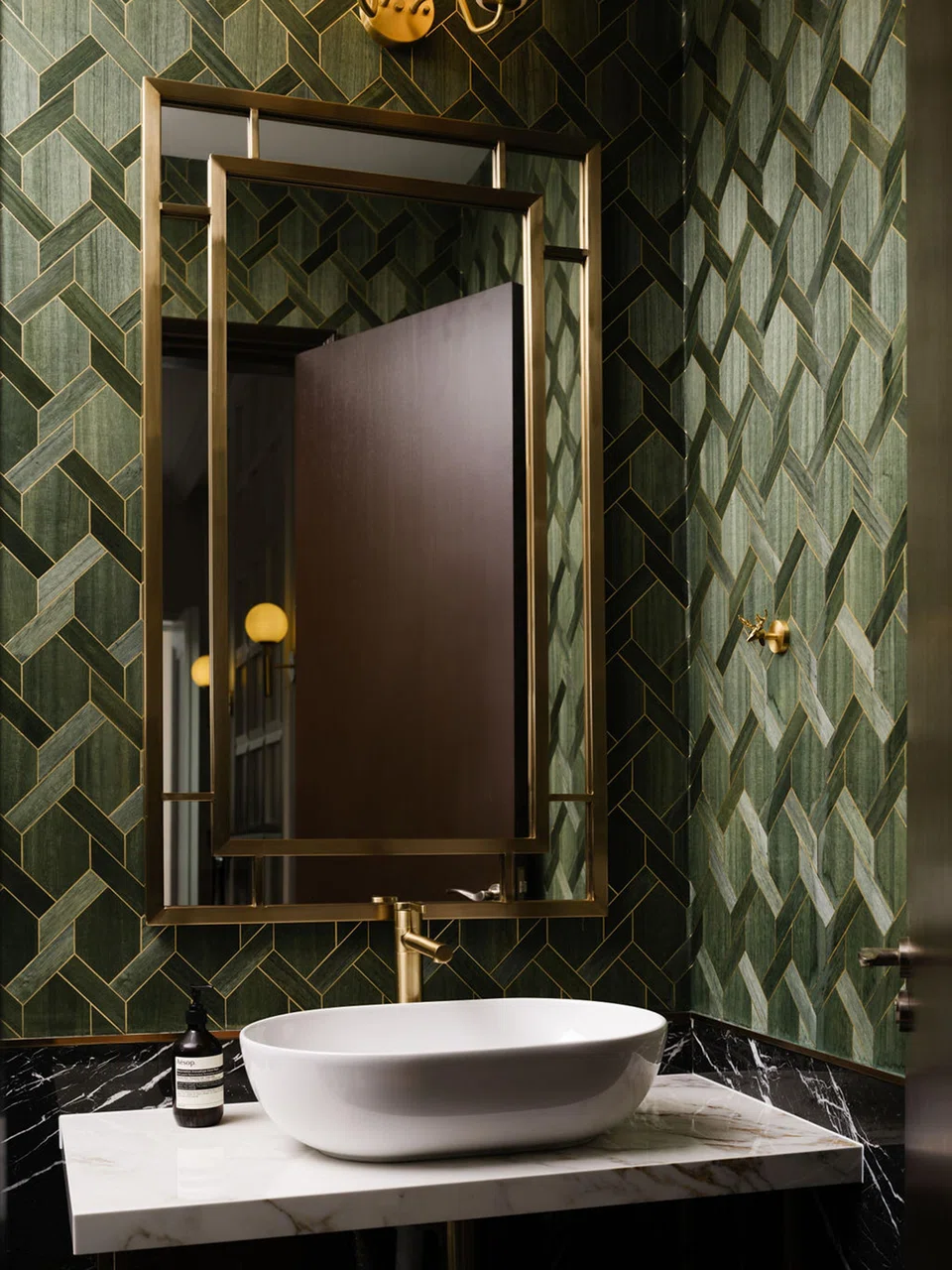 The Art Deco-style wallpaper in the bathroom.