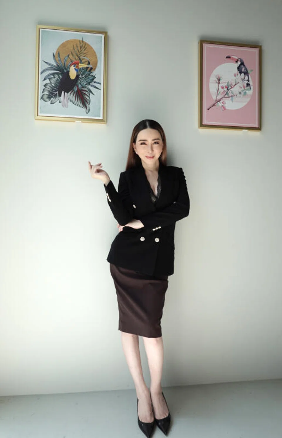 The South Bangkok Civil Court issued a warrant for Anne Jakapong Jakrajutatip (top) on Tuesday after a plastic surgeon accused her of fraud and concealing information when persuading him to invest in JKN in 2023.