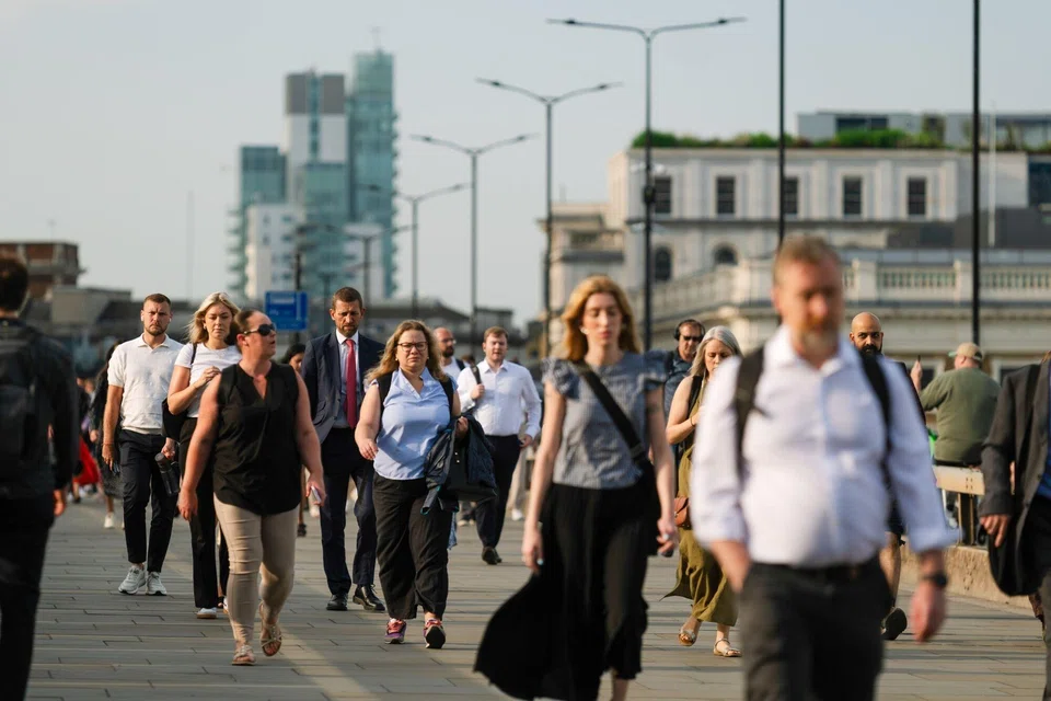 Gross domestic product slipped by 0.1 per cent in monthly terms during September as the services sector flat-lined, while manufacturing and construction dropped.