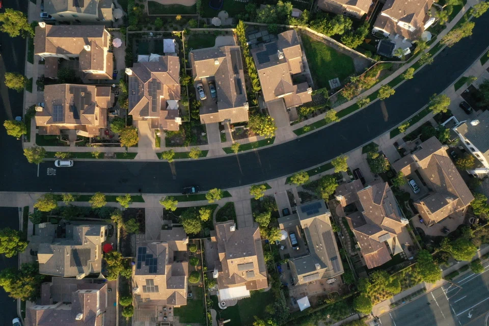 The National Association of Realtors (NAR) index of contract signings to purchase previously owned homes decreased 4 per cent last month to 73.9.