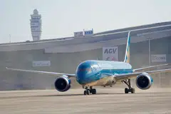 Vietnam Airlines’ VN1 flight from Hanoi landing at the new Long Thanh International Airport on Friday (Dec 19).