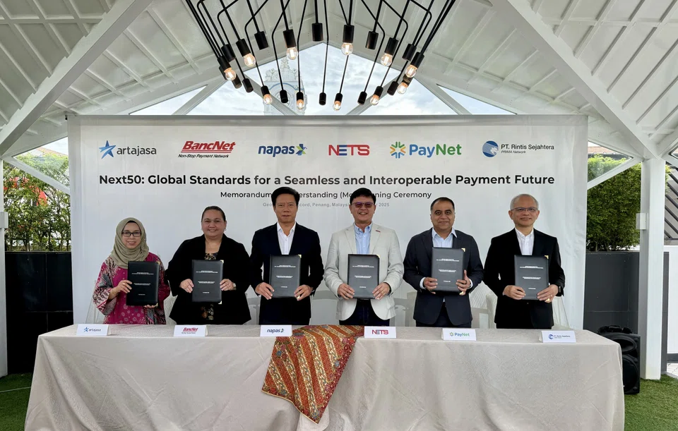 At the MOU signing were (from left) Siti Hidayati, Artajasa; Roseanne Tan, BancNet; Nguyen Quang Minh, Napas; Lawrence Chan, Nets; Farhan Ahmad, PayNet; Abraham Adriaansz, Rintis.
