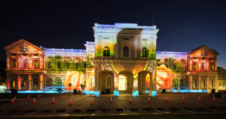 The facade of National Museum Singapore features a projection mapping by Maxin10sity which looks at the history of the area.