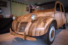 The vehicle’s wings are made of walnut, its chassis is pear and apple tree wood, and cherry wood was used for the bonnet and boot.