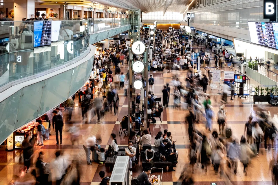 Foreign airlines in Japan are struggling to increase services at the country's airports, making it harder to profit from the surge in inbound tourism.