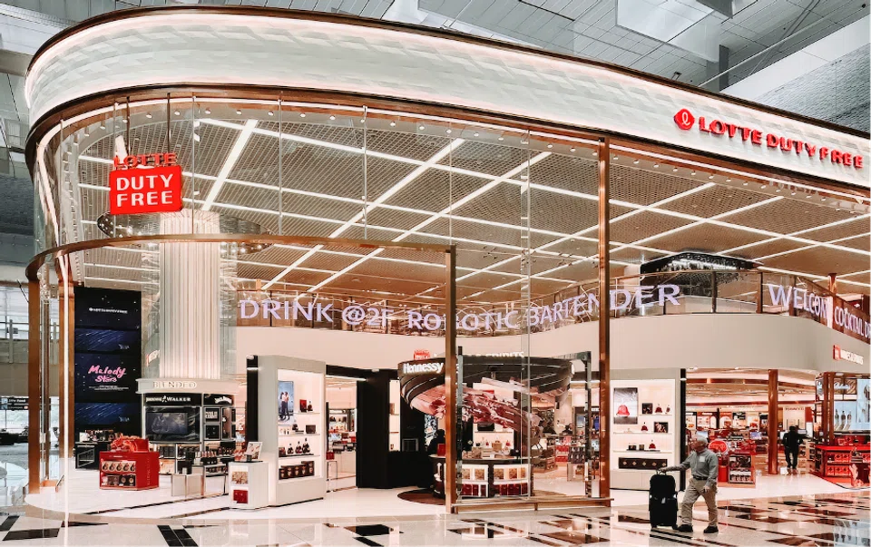 Towering in the heart of T3’s transit area, the new store – by far the largest of Lotte Duty Free’s in the world – sports an 8-metre LED media wall and an all-glass facade.